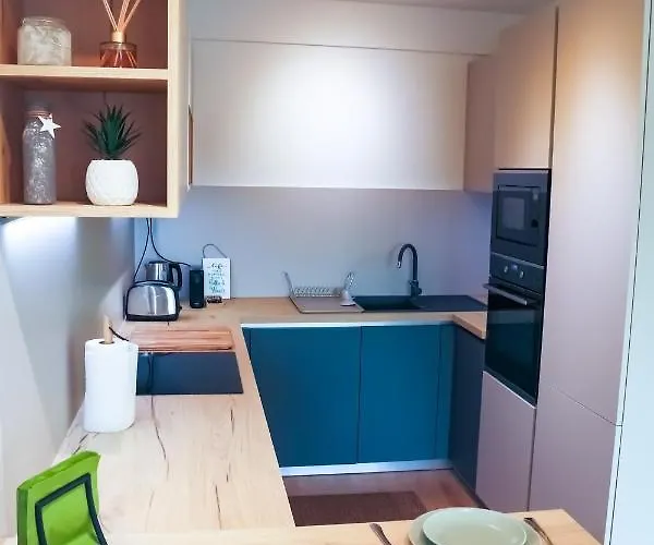 Premium New With Panoramic Castle View