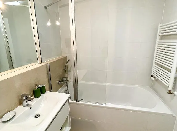 Premium New With Panoramic Castle View Apartmán *